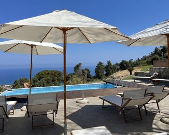 B&B Le Ginestre - Чефалу - Басейн