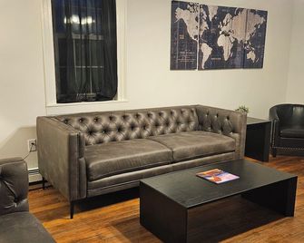 Spacious 4-bedroom Farmhouse with inground pool in Mifflinburg, Pennsylvania - Mifflinburg - Sala de estar