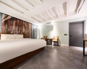 Mokpo New Evergreen Hotel - Mokpo - Bedroom