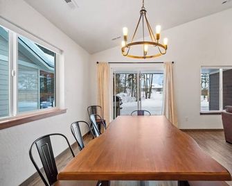 Elk Grove Getaway - Ponderay - Essbereich