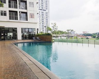 Nice and Spacious Studio at Serpong Greenview Apartment By Travelio - South Tangerang City - Pileta