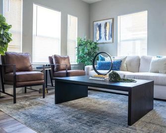 Luxe 3br Oakland Escape | Chic Outdoor Living - אוקלנד - סלון