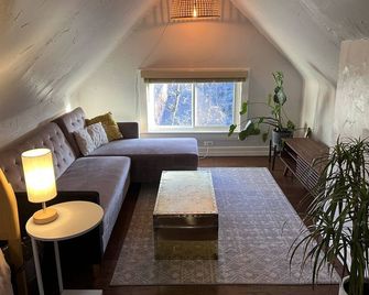Cosy Boho 3rd Floor Studio in Heart of Covington, 5 Minute Walk to Wedding Venue - Covington - Bedroom