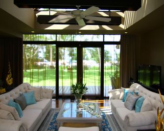 Impiana Beachfront Resort Patong, Phuket - Patong - Living room