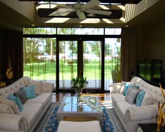 Impiana Beachfront Resort Patong, Phuket - Patong - Olohuone