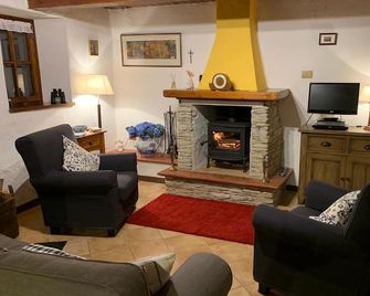 Cottage set in it's own woods near Lucca - Borgo a Mozzano - Living room
