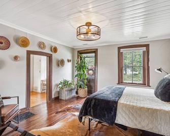 Historic Pella Cottage w/Firepit Retreat - Pella