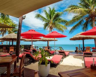 رامادا سويتس باي ويندام وايلوالوا بيتش فيجي - نادي - شرفة مرصوفة