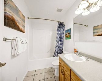 Sail Boat Manor - Garden City - Bathroom