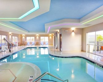 Holiday Inn Express & Suites Hot Springs by IHG - Hot Springs - Piscina