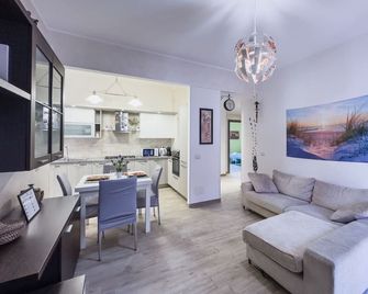 San Paolo Hospital 2mins - Hiperwifi - Smarttv - Ac - Savona - Living room