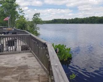 33 foot 5th Wheel camper. 3 slideouts, right on the Ogeechee River. Site 11 - Richmond Hill - Balcony