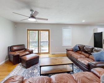Spacious 4-bedroom house in charming Worcester with AC, WiFi - Worcester - Living room