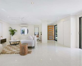 Riviera Road Miami - 4brm Dual Villa - Burleigh Heads - Lobby