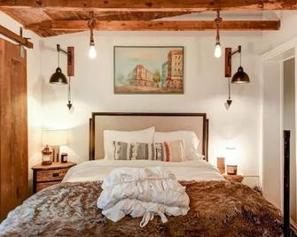 The Outpost Suite 2- A Curated Farmhouse Suite - Berryville - Habitación