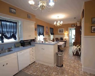 Spacious Historic 1940's Restored Home - Springhill - Cocina
