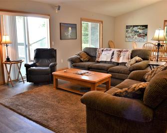 4 Bedrooms Near Beach in Park Like Setting Perfect for Family - Warrenton - Living room