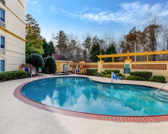 La Quinta Inn & Suites by Wyndham Raleigh Crabtree - Raleigh - Pool