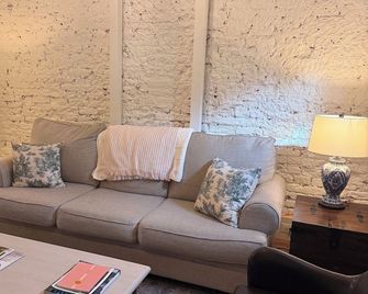 Charming Garden Cottage in Historic Warrenton - Walk to Restaurants + Shops - Warrenton - Wohnzimmer