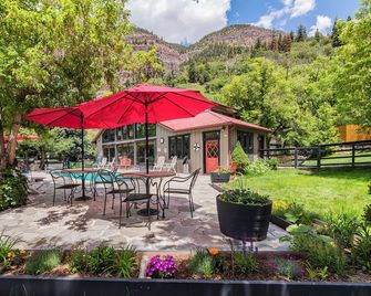 Wiesbaden Hot Springs Hotel & Spa - Ouray - Innenhof