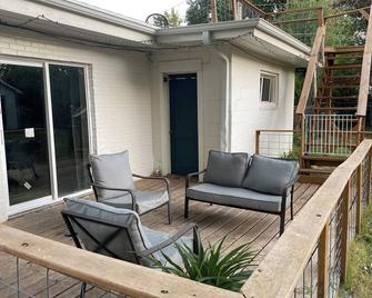 Walk to KSU! 0.5 mile to campus + roof deck + 1 acre yard! Pet, family friendly - Manhattan - Patio