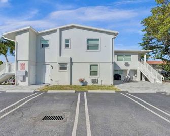 Coastal Charm Cozy 1BR Retreat near Pompano Beach - Pompano Beach - Building