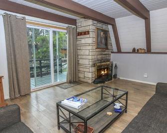 The Getaway - Amazing and cozy escape! With beautiful views of the Bear Mountain slopes! - Big Bear Lake - Living room