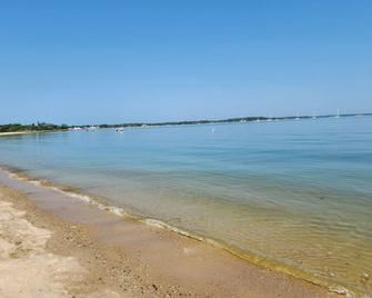 Tranquility, Private Beach, Walk To Town, Entertainment, Center Of The Hamptons! - Sag Harbor