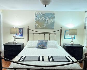 Charming 3-bedroom house in wonderful Sackets Harbor with WiFi, AC - Sackets Harbor - Bedroom