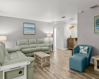 Relax & Explore: 3BR Crystal River Retreat with Dock Access to Private Canal - Crystal River - Wohnzimmer