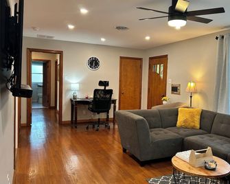 Modern Glenville 1-Story Near Everything, Stocked Kitchen, Firepit, Parking,Yard - Schenectady - Obývací pokoj