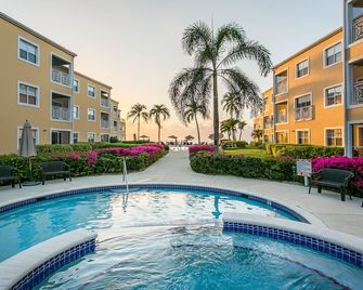 Regal Beach Club 112-Stunning Condo-Fabulous Complex-Walking distance to all! - George Town - Pool