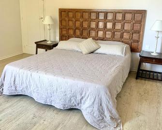 Mas des Prevots B&B - Noves - Bedroom