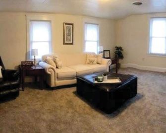 Newly renovated, and decorated upstairs apartment with attached garage. - Ashtabula - Sala de estar