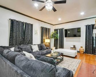 Updated North Greenwood Cottage Less Than 1 Mi to Dtwn! - Greenwood - Obývací pokoj