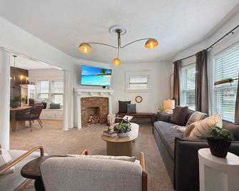 Chic Lakeside Retreat Steps from the Beach - Cleveland - Sala de estar