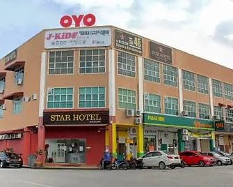 OYO 90035 Star Hotel - Muar - Building