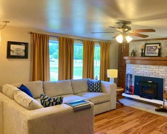 No Cleaning Fees For 2025!! Close To Beach!! Pet-Friendly! - Lexington - Sala de estar
