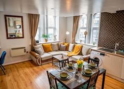 Cavern Quarters - Spacious City Centre Hub, Jacuzzi Bath - 3 Mins from Cavern - Liverpool - Restaurant