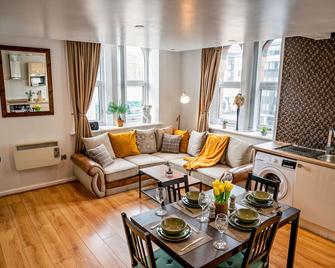 Cavern Quarters, Beautiful Two Bedroom City Centre Apartment by Garudy Serviced Apartments and Short Lets - perfect for longer stays - Liverpool - Restaurant