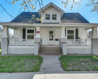 Charming Winterset Vacation Rental with Yard and Patio - Winterset - Building