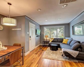 Modern Littleton Cottage 2 Blocks to Main Pets Fenced Backyard Firepit - Littleton - Living room