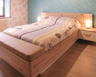 5 Bedroom Awesome Home In Louzy - Loudun - Chambre