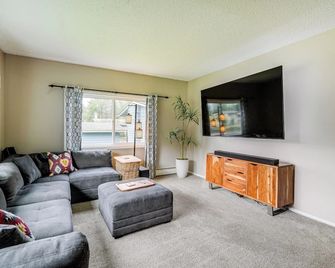 Anchorage Home about 7 Mi to Chugach State Park! - Anchorage - Living room