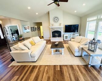 Large custom built home .5 miles from Downtown Sutter Creek - Sutter Creek - Wohnzimmer