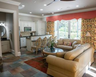 Lakefront Retreat w/ Guest House - La Grange - Living room
