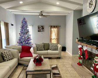 Encanto at Laceyville - Fire pit - apple picking and pumpkins - Laceyville - Living room