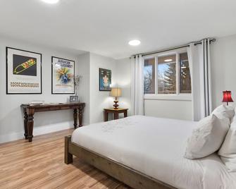 Elveden Manor suite on 5 acres for a relaxing stay. Tesla charger on site - Cochrane - Makuuhuone