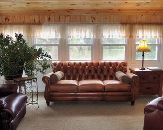 Beau Rivage Waterfront, kayak, SUP, great fishing, swimming, fire pit, updated - Milford - Sala de estar