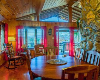 Located in one of the nations most desireable vacation spots. - Brevard - Dining room